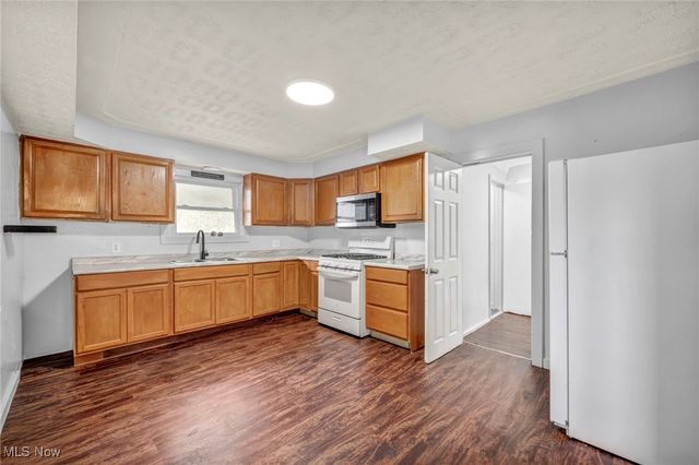 1033 W 21st Street, Lorain, OH 44052