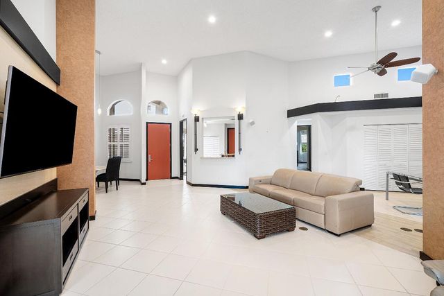 6220 San Michel Way, Delray Beach, FL 33484