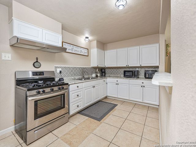 202 E Formosa Blvd, San Antonio, TX 78221