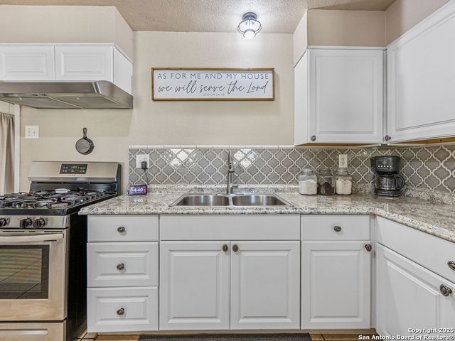 202 E Formosa Blvd, San Antonio, TX 78221