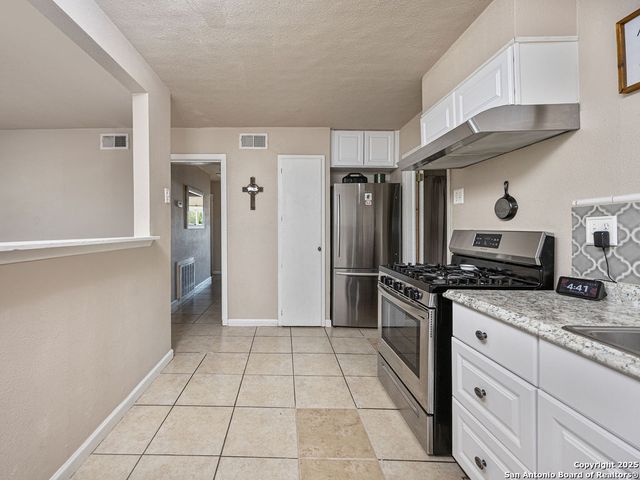 202 E Formosa Blvd, San Antonio, TX 78221