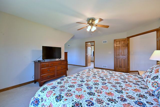 5681 River Park Drive, Libertyville, IL 60048