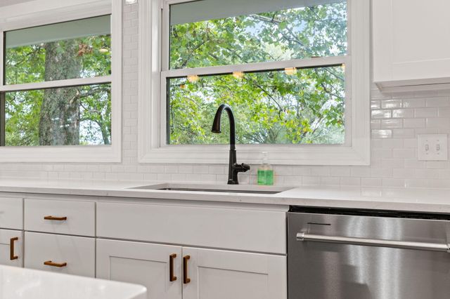 1205 N N 40th Street, Nixa, MO 65714