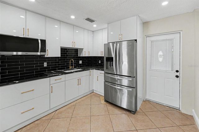 2593 38TH AVENUE N B, St Petersburg, FL 33713
