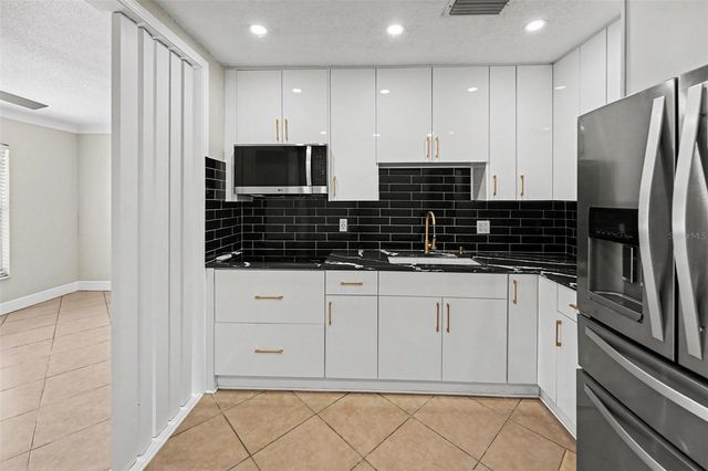 2593 38TH AVENUE N B, St Petersburg, FL 33713