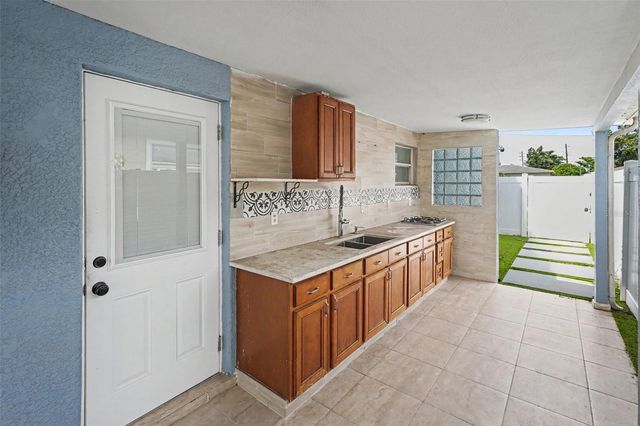 2593 38TH AVENUE N B, St Petersburg, FL 33713