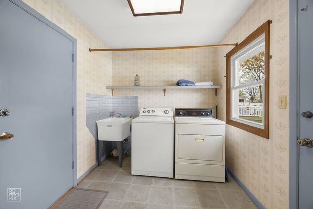 54 Smethwick Lane, Elk Grove Village, IL 60007