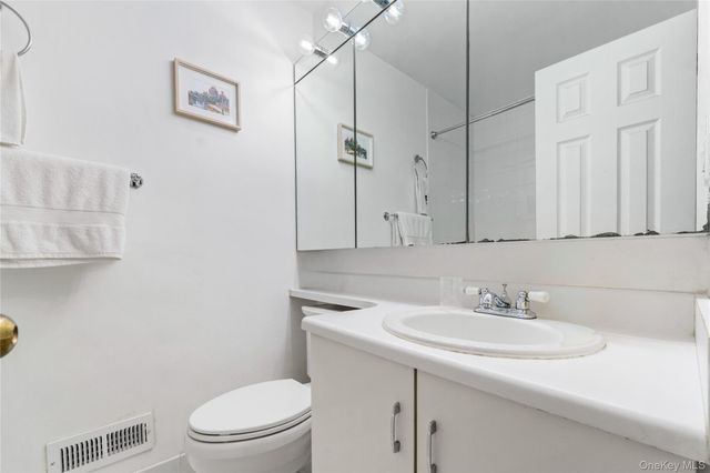 240-46 Oak Park Drive 37a, Little Neck, NY 11362
