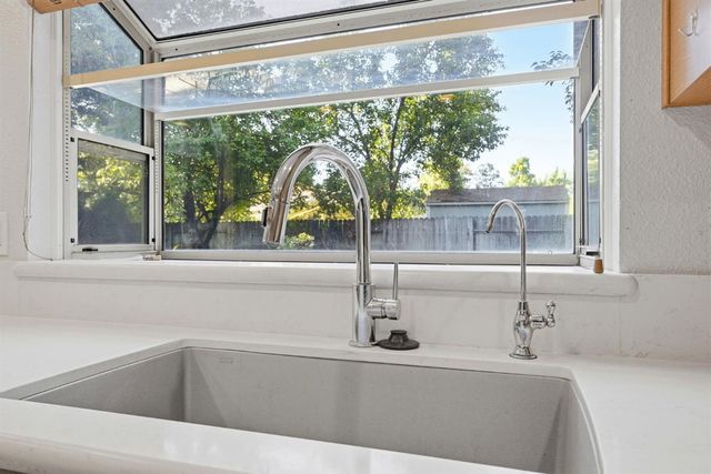 8929 Castle Park Dr, Elk Grove, CA 95624
