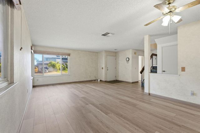 8929 Castle Park Dr, Elk Grove, CA 95624