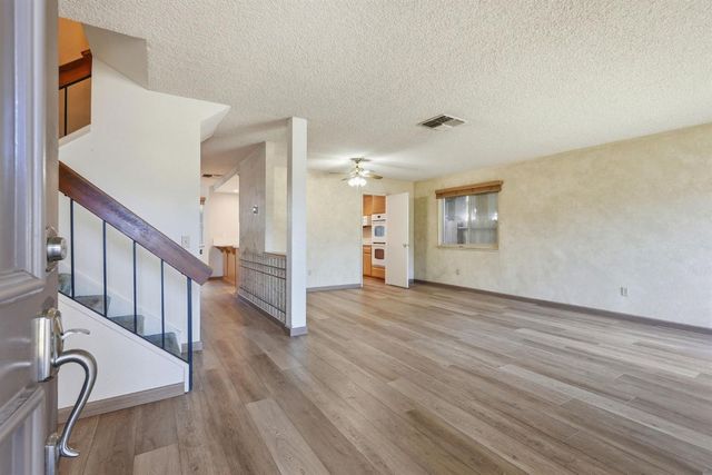 8929 Castle Park Dr, Elk Grove, CA 95624