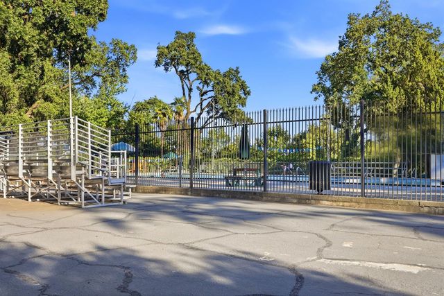 8929 Castle Park Dr, Elk Grove, CA 95624