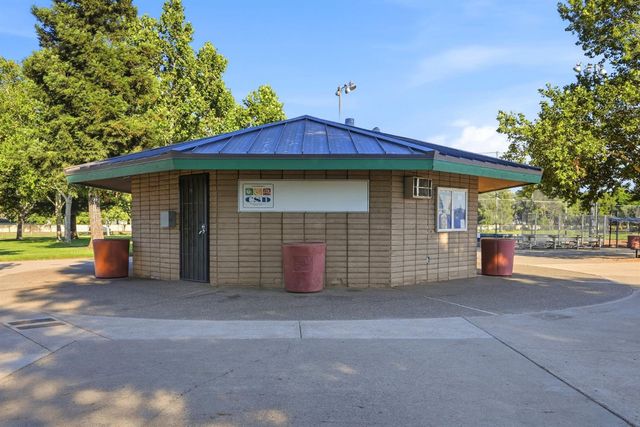 8929 Castle Park Dr, Elk Grove, CA 95624