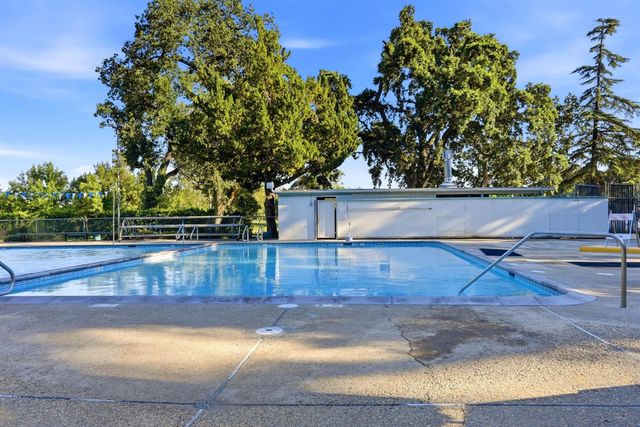 8929 Castle Park Dr, Elk Grove, CA 95624