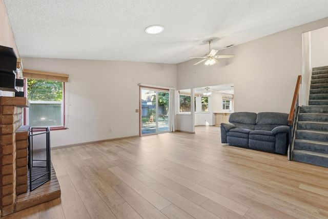 8929 Castle Park Dr, Elk Grove, CA 95624