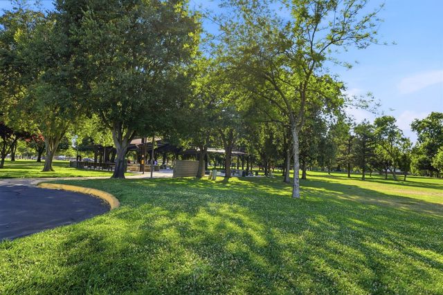 8929 Castle Park Dr, Elk Grove, CA 95624
