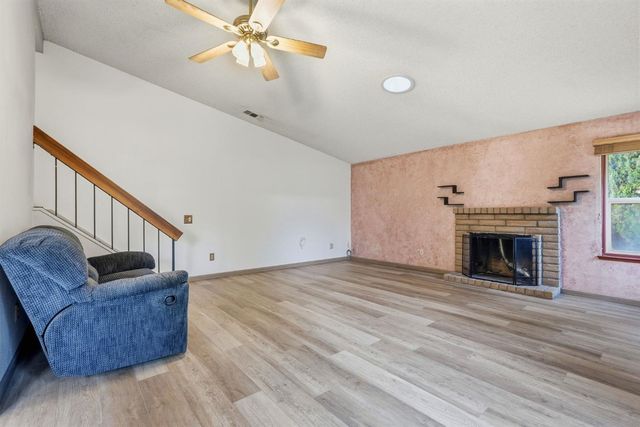 8929 Castle Park Dr, Elk Grove, CA 95624