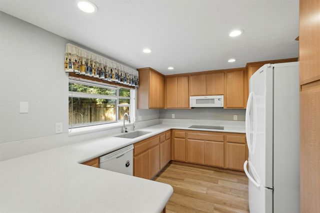 8929 Castle Park Dr, Elk Grove, CA 95624