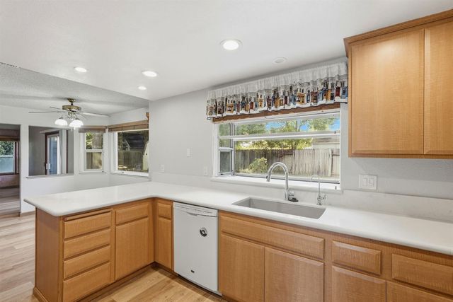 8929 Castle Park Dr, Elk Grove, CA 95624