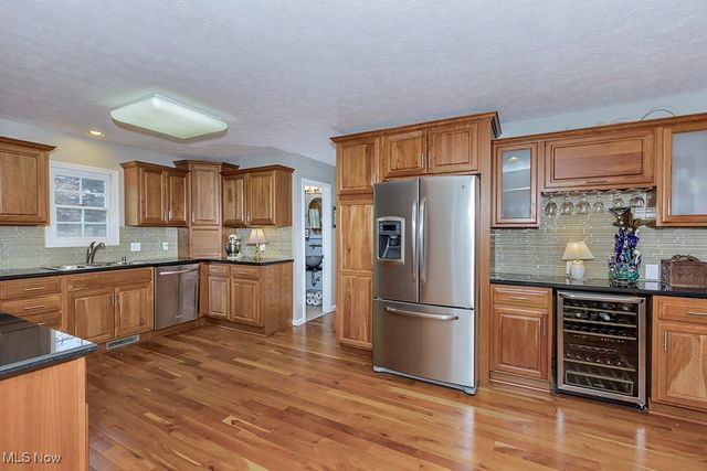 318 Hillside Lane, Chagrin Falls, OH 44022