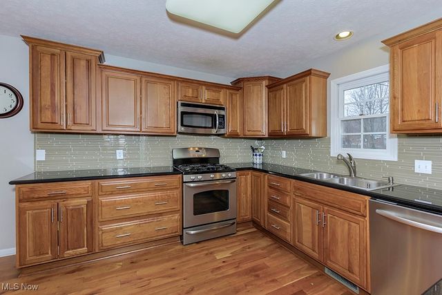 318 Hillside Lane, Chagrin Falls, OH 44022