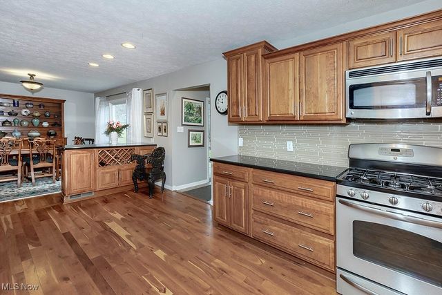 318 Hillside Lane, Chagrin Falls, OH 44022