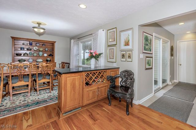 318 Hillside Lane, Chagrin Falls, OH 44022