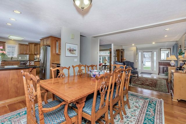 318 Hillside Lane, Chagrin Falls, OH 44022