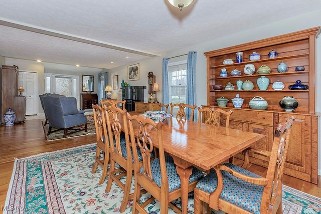 318 Hillside Lane, Chagrin Falls, OH 44022