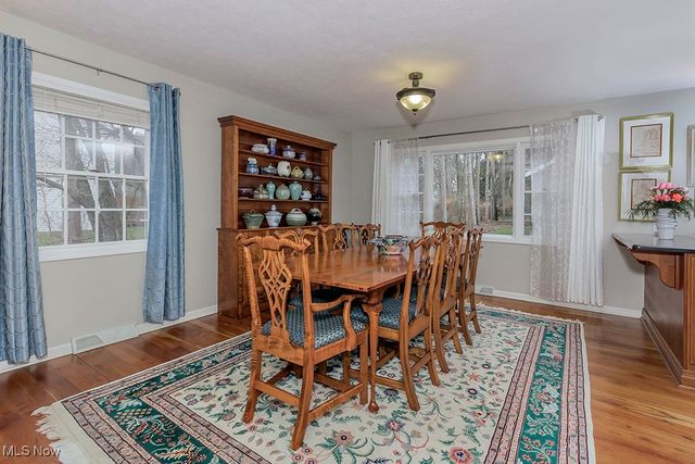 318 Hillside Lane, Chagrin Falls, OH 44022