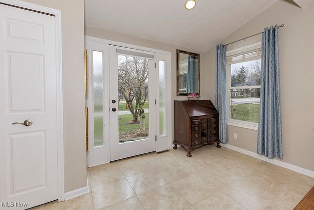 318 Hillside Lane, Chagrin Falls, OH 44022