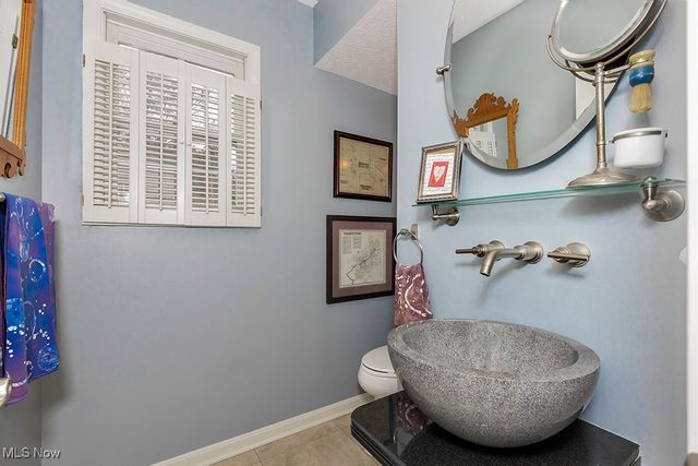 318 Hillside Lane, Chagrin Falls, OH 44022