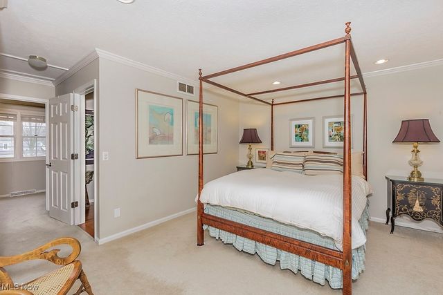 318 Hillside Lane, Chagrin Falls, OH 44022