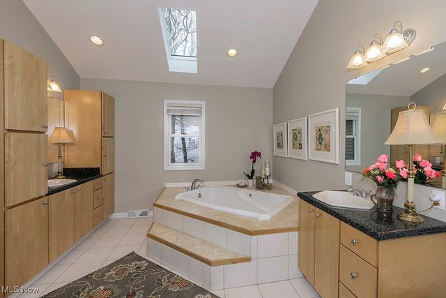 318 Hillside Lane, Chagrin Falls, OH 44022