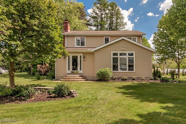 318 Hillside Lane, Chagrin Falls, OH 44022