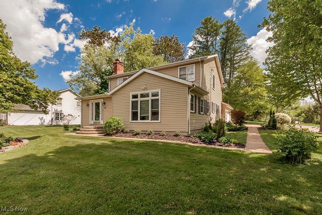 318 Hillside Lane, Chagrin Falls, OH 44022
