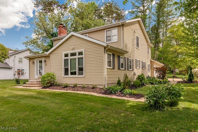 318 Hillside Lane, Chagrin Falls, OH 44022