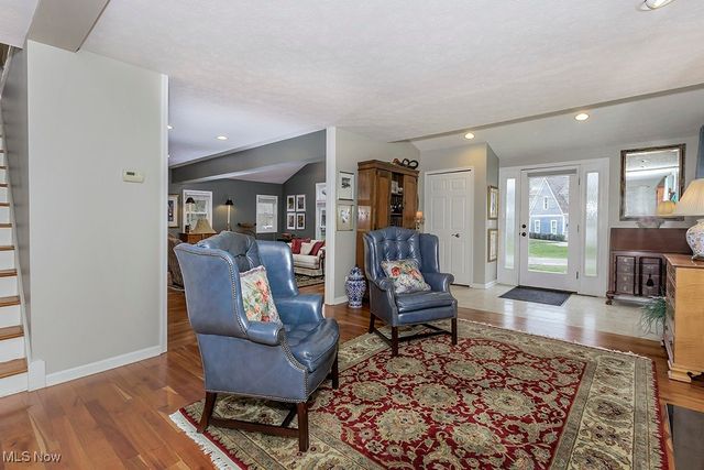 318 Hillside Lane, Chagrin Falls, OH 44022