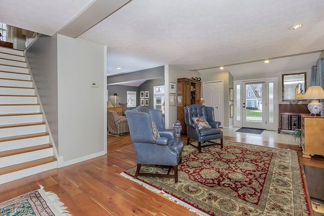 318 Hillside Lane, Chagrin Falls, OH 44022