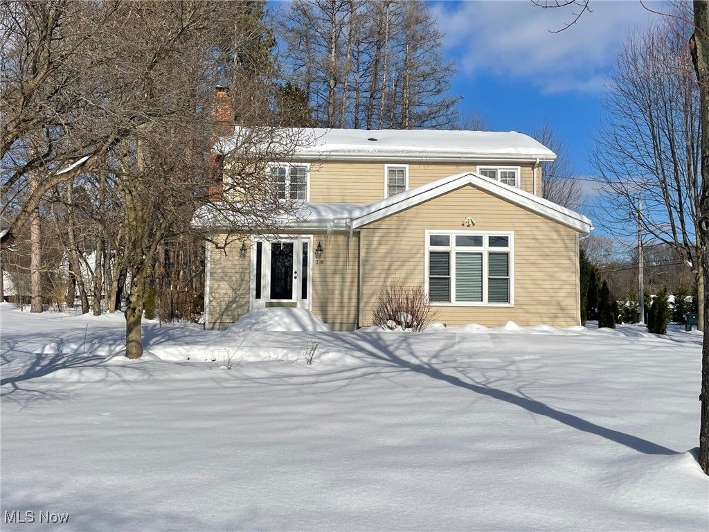 318 Hillside Lane, Chagrin Falls, OH 44022