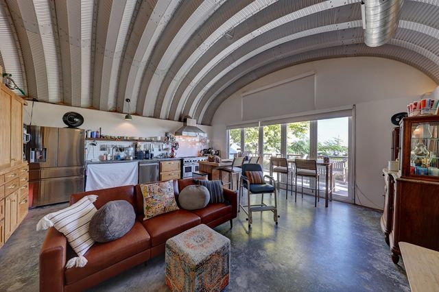 990 Antelope Hills Rd, Marfa, TX 79843