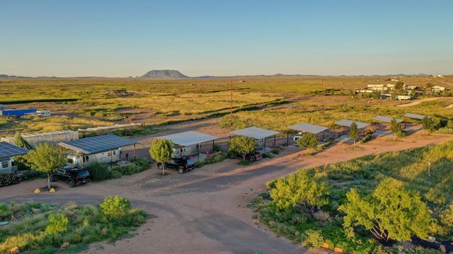 990 Antelope Hills Rd, Marfa, TX 79843