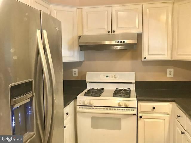 6090 NETHERTON ST, Centreville, VA 20120
