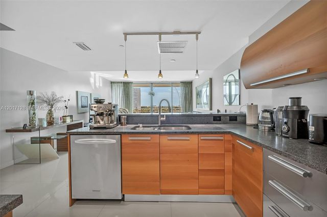 2950 NE 188th St 403, Aventura, FL 33180