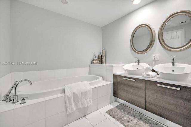 2950 NE 188th St 403, Aventura, FL 33180