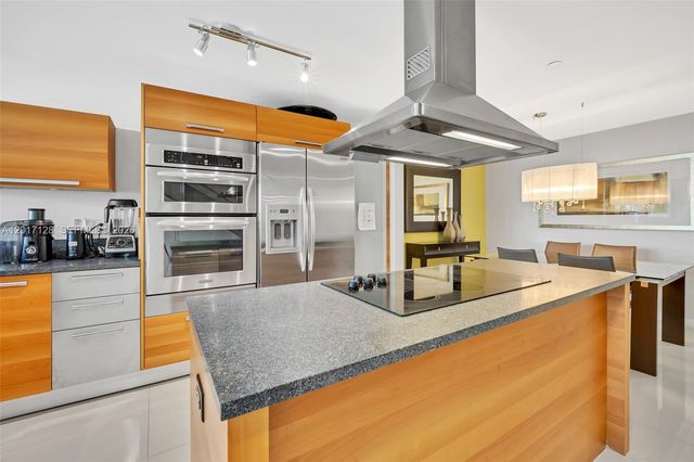 2950 NE 188th St 403, Aventura, FL 33180