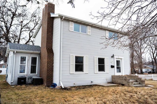 200 SW 11th St, Minot, ND 58701