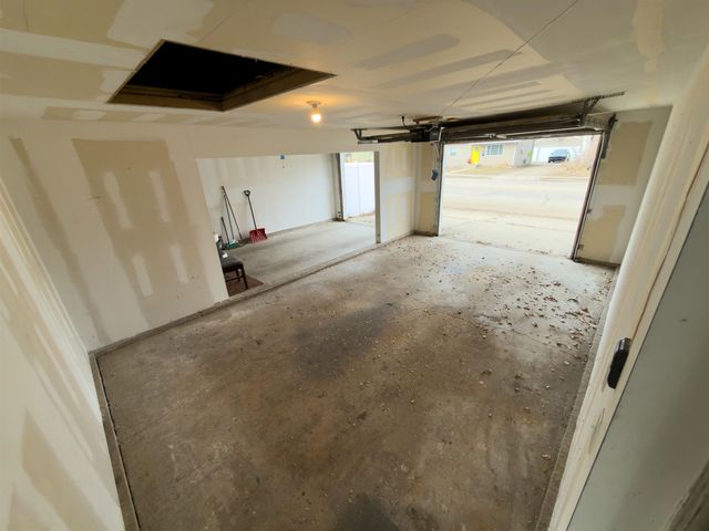 200 SW 11th St, Minot, ND 58701