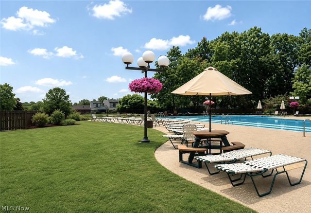6260 Greenwood Pky 202, Northfield, OH 44067
