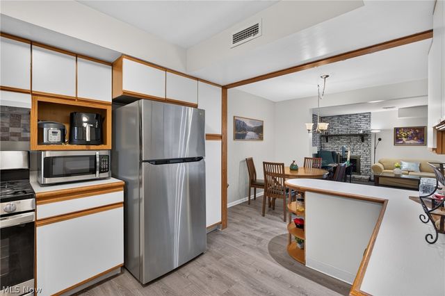 6260 Greenwood Pky 202, Northfield, OH 44067